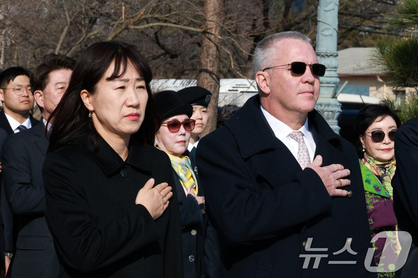 본문 이미지 - 강윤진 국가보훈부 차관(왼쪽). 2026.3.13 ⓒ 뉴스1 이호윤 기자