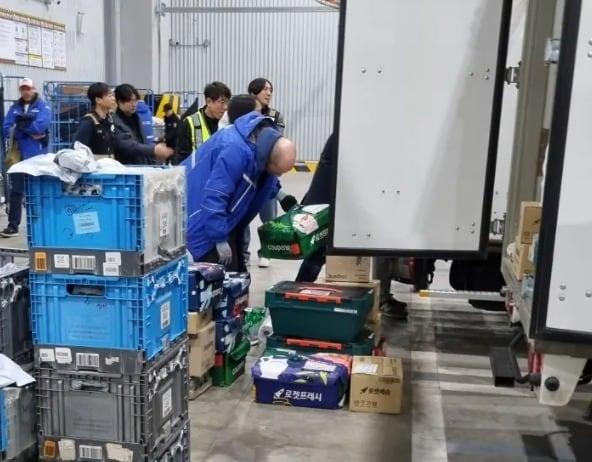 본문 이미지 - 해롤드 로저스 쿠팡 대표가 쿠팡 새벽배송 현장 점검을 하는 모습.(온라인 커뮤니티 갈무리)