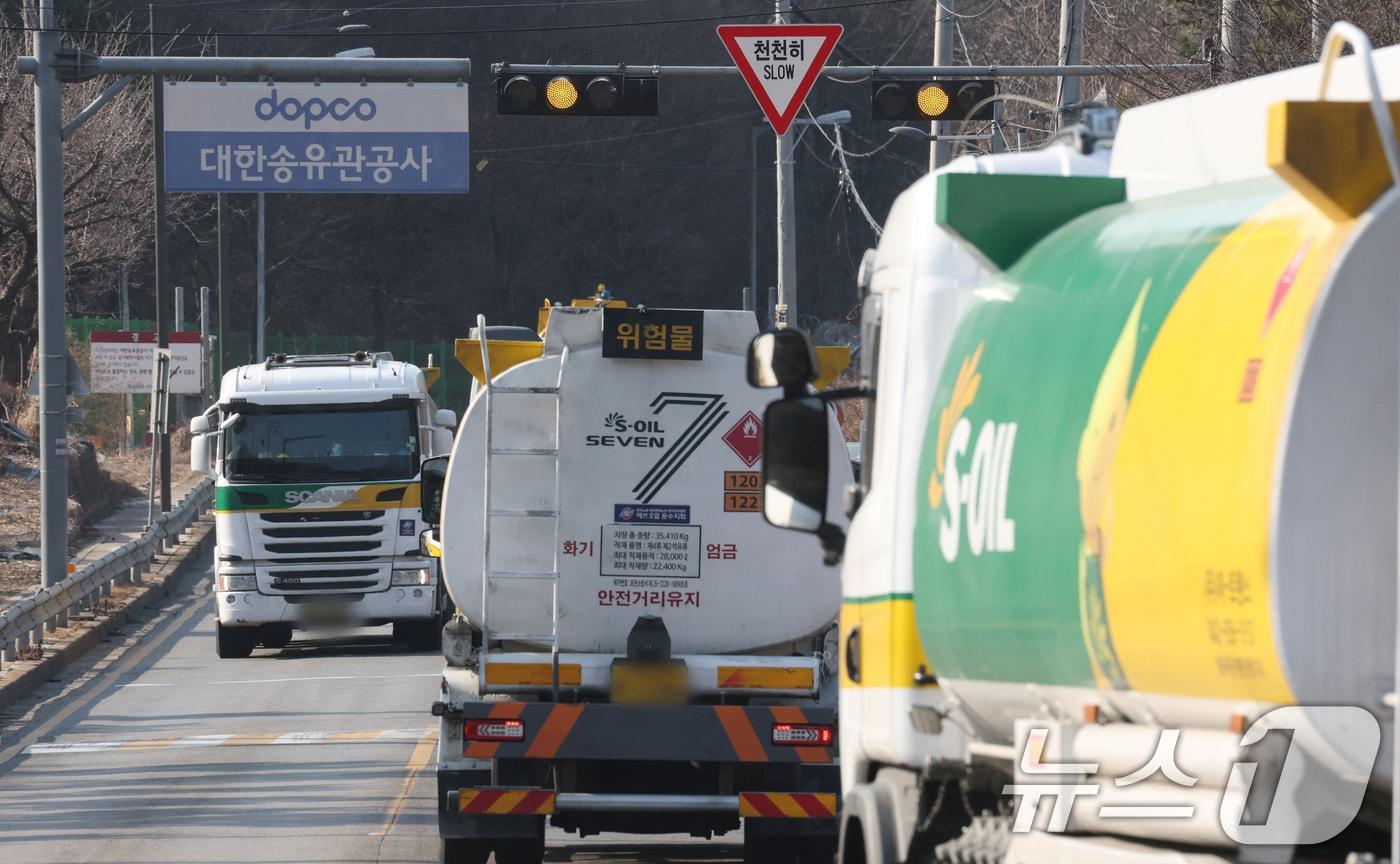 본문 이미지 - 석유 제품에 대한 가격 상한제(최고가격제)가 전면 시행된 가운데 13일 경기 성남시 분당구 대한송유관공사 서울지사 인근 도로에 탱크로리(유조차)들이 운행하고 있다. 정부는 이날 0시부터 정유사의 공급가격 최고액을 리터당 보통 휘발유는 1724원, 자동차용 경유는 1713원, 실내 등유는 1320원으로 지정하는 석유 최고가격제를 시행했다. 2026.3.13 ⓒ 뉴스1 김영운 기자