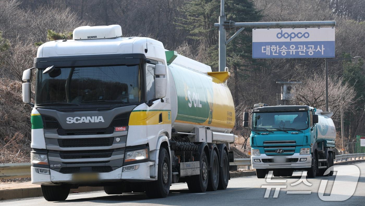 본문 이미지 - 경기 성남시 분당구 대한송유관공사 서울지사 인근 도로에 탱크로리(유조차)들이 운행하고 있다. (자료사진) ⓒ 뉴스1 김영운 기자