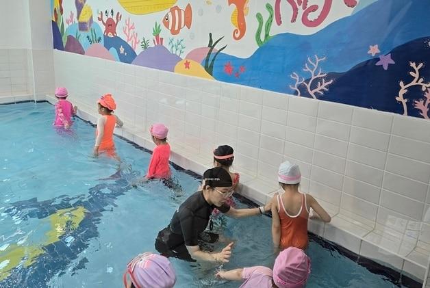 본문 이미지 - 충북학생수련원 유아 생존수영 교육.(충북교육청 제공. 재판매 및 DB금지)