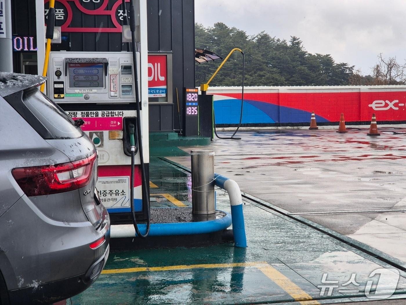 본문 이미지 - 정부가 석유제품 가격 안정 방안으로 '석유 최고가격제'를 시행한 첫날인 13일 강원 동해의 한 주유소에서 SUV차량이 주유를 하고 있다. 2026.3.13/윤왕근기자