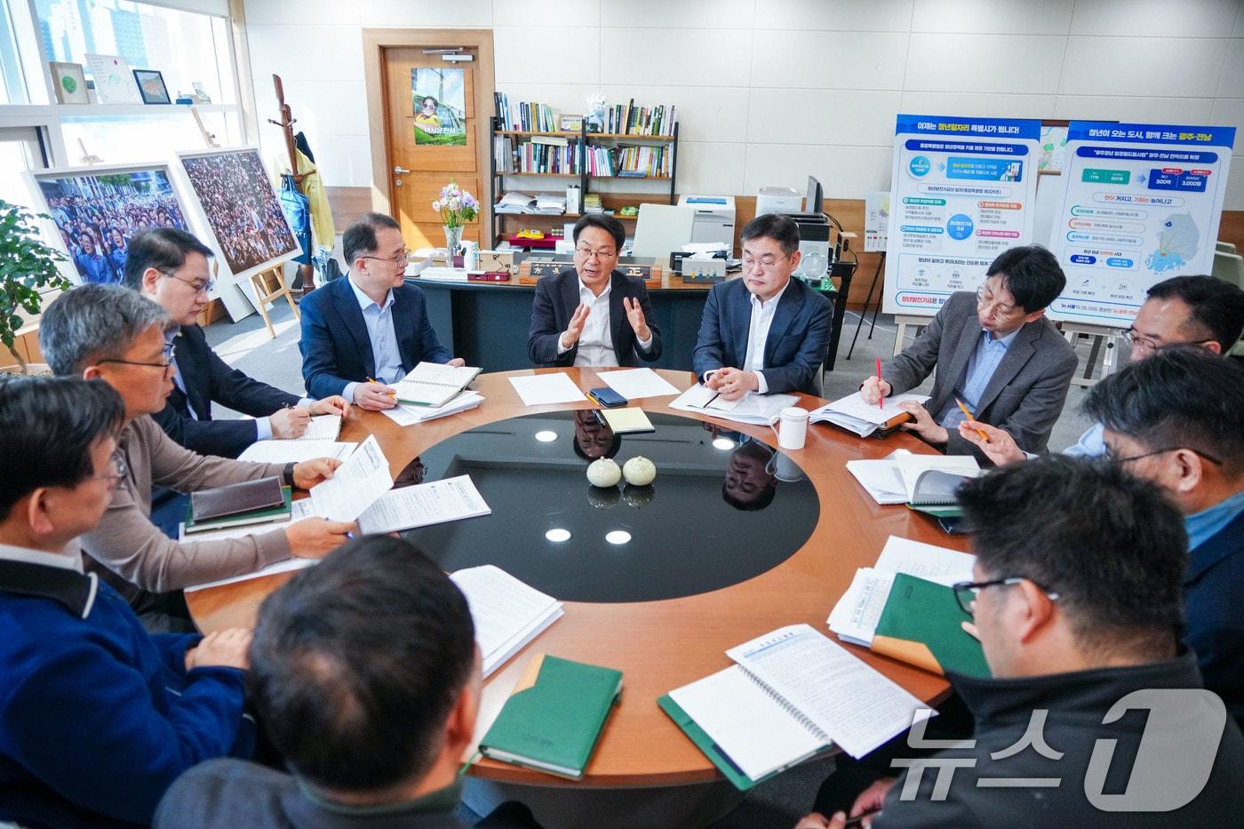 본문 이미지 - 강기정 광주광역시장, 행정통합 추진 상황 점검 강기정 광주광역시장이 13일 오전 시청 집무실에서 간부들과 통합특별시 출범을 앞두고 행정통합 추진 상황을 점검하고 있다.(광주광역시 제공. 재판매 및 DB 금지) 2026.3.13/뉴스1 ⓒ 뉴스1 