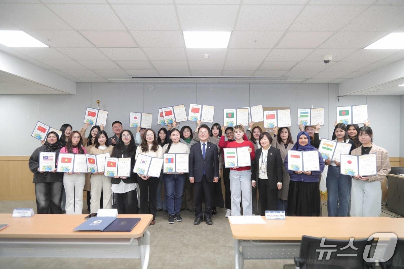 본문 이미지 - 강원 춘천시, '‘2026 춘천시 명예통역관 위촉식 및 정례회' 개최.(춘천시 제공, 재판매 및 DB금지)