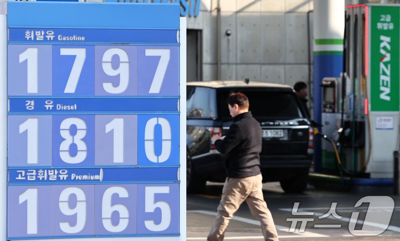 본문 이미지 - 석유제품 최고가격제 시행 첫날인 13일 서울의 한 주유소에 휘발유·경유 가격이 표시되어 있다. 최고가격제는 정유사가 주유소와 대리점 등에 공급하는 도매가격에 적용되며 1차 최고가는 공급가격(도매가) 기준 휘발유 1리터당(L) 1724원, 경유는 1713원으로 책정됐다. 2026.3.13 ⓒ 뉴스1 최지환 기자