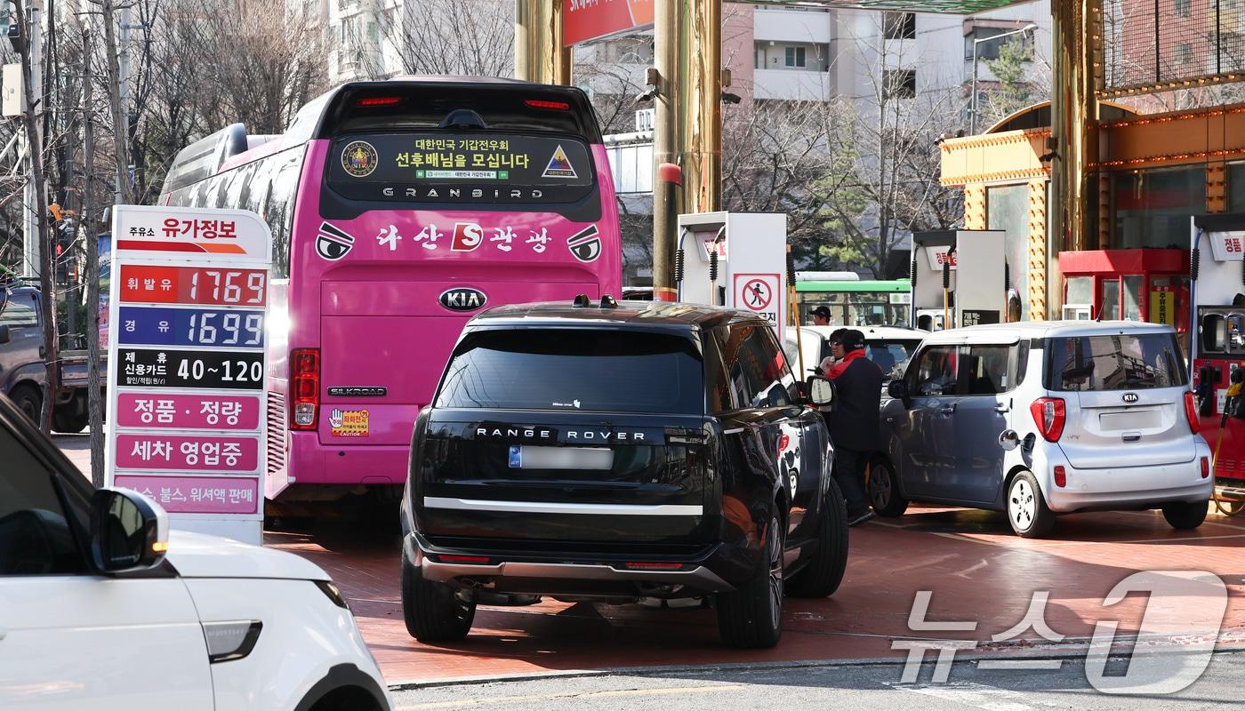 본문 이미지 - 석유제품 최고가격제 시행 첫날인 13일 서울의 한 주유소에 휘발유·경유 가격이 표시되어 있다. 최고가격제는 정유사가 주유소와 대리점 등에 공급하는 도매가격에 적용되며 1차 최고가는 공급가격(도매가) 기준 휘발유 1리터당(L) 1724원, 경유는 1713원으로 책정됐다. ⓒ 뉴스1 최지환 기자
