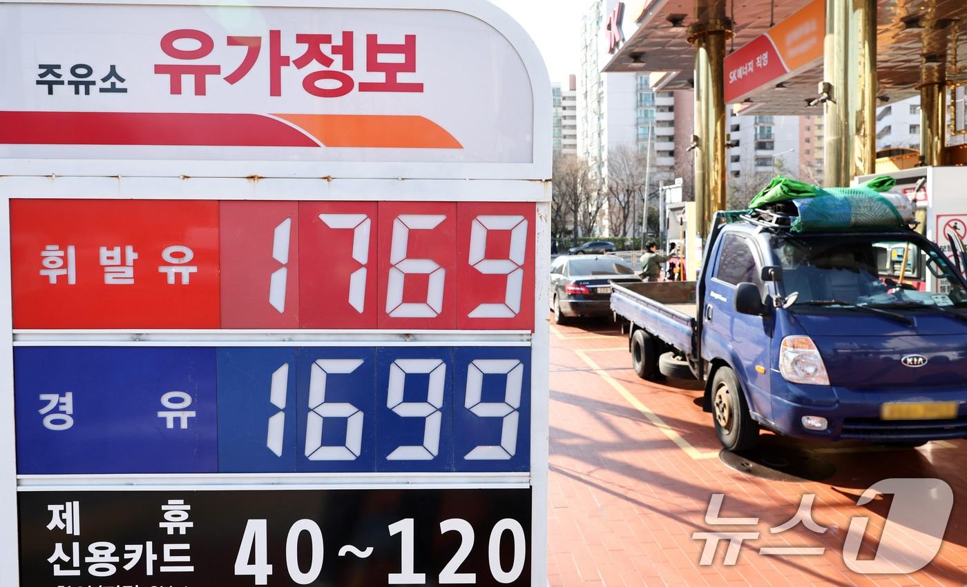 본문 이미지 - 석유제품 최고가격제 시행 첫날인 13일 서울의 한 주유소에 휘발유·경유 가격이 표시되어 있다. 최고가격제는 정유사가 주유소와 대리점 등에 공급하는 도매가격에 적용되며 1차 최고가는 공급가격(도매가) 기준 휘발유 1리터당(L) 1724원, 경유는 1713원으로 책정됐다. ⓒ 뉴스1 최지환 기자