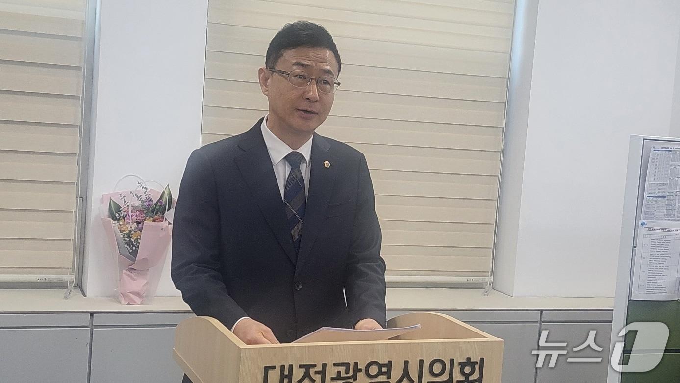 본문 이미지 - 민경배 대전시의원이 13일 시의회 기자실에서 더불어민주당 복당과 관련해 기자회견을 하고 있다. (박종명 기자) / 뉴스1