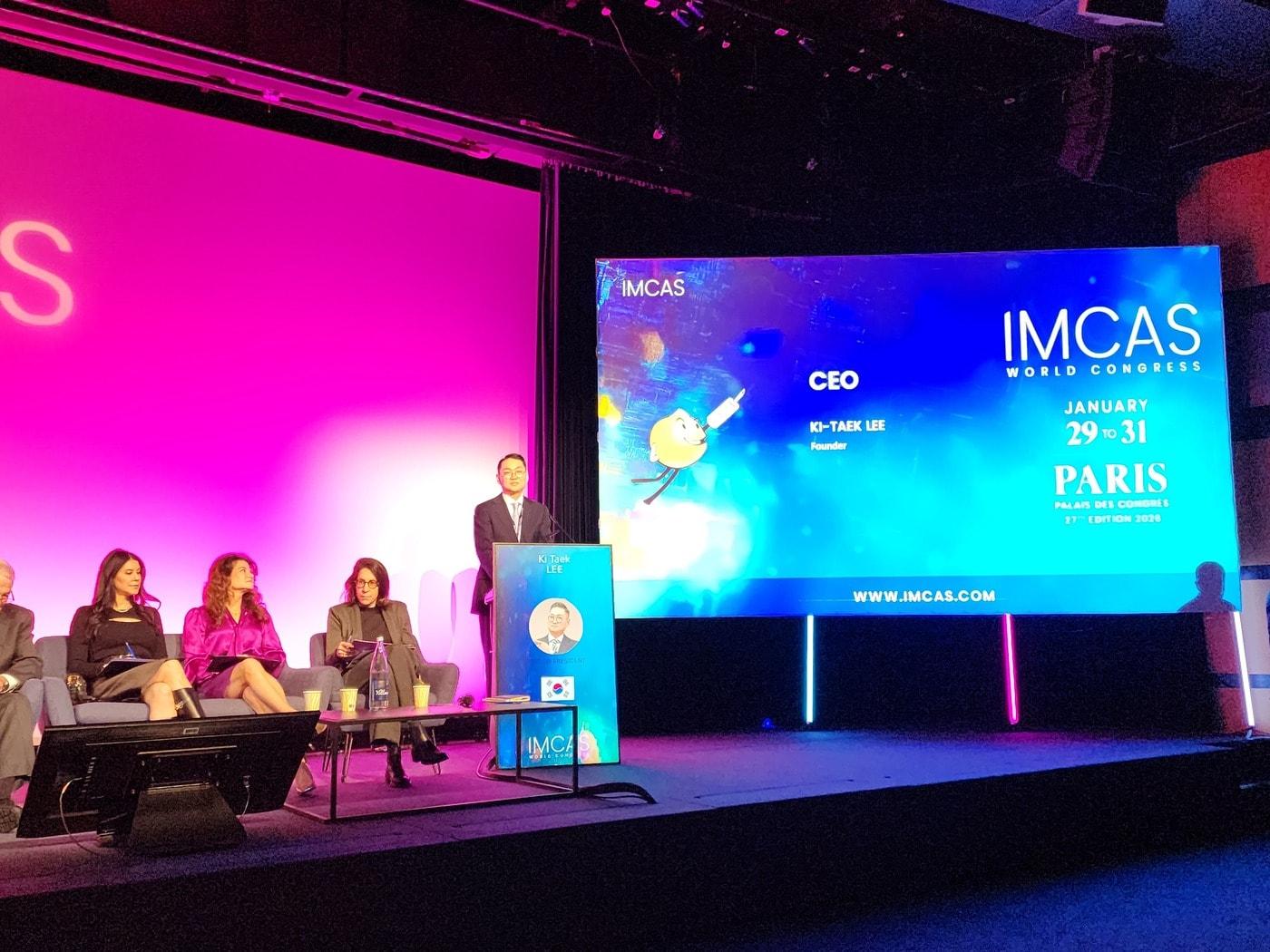 본문 이미지 - 이기택 아미팜 대표이사가 지난 달 31일 프랑스 파리에서 열린 IMCAS 2026에서 발표를 진행하고 있다(아미팜 제공)