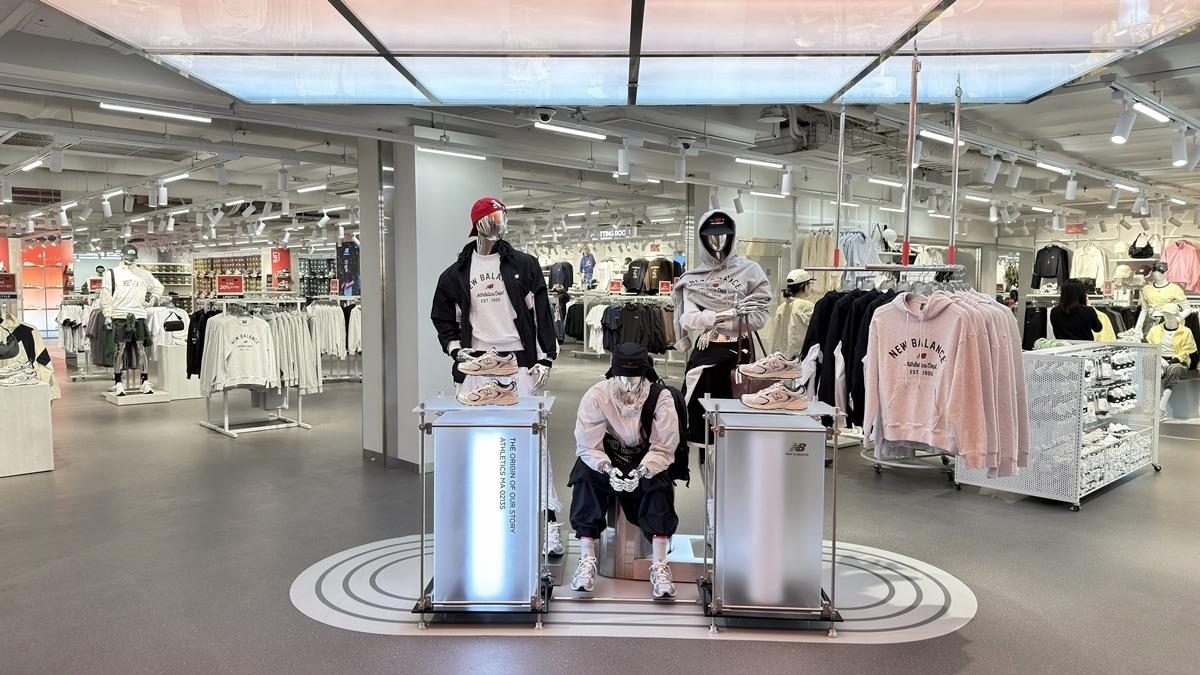 본문 이미지 - 파주 프리미엄 아울렛에 확장 오픈한 뉴발란스 매장(신세계사이먼 제공)