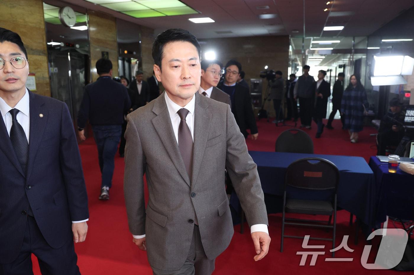 본문 이미지 - 장동혁 국민의힘 대표가 13일 서울 여의도 국회에서 최고위원들을 만난 후 국회를 나서며 취재진의 질의에 답변하고 있다. 2026.3.13 ⓒ 뉴스1 신웅수 기자