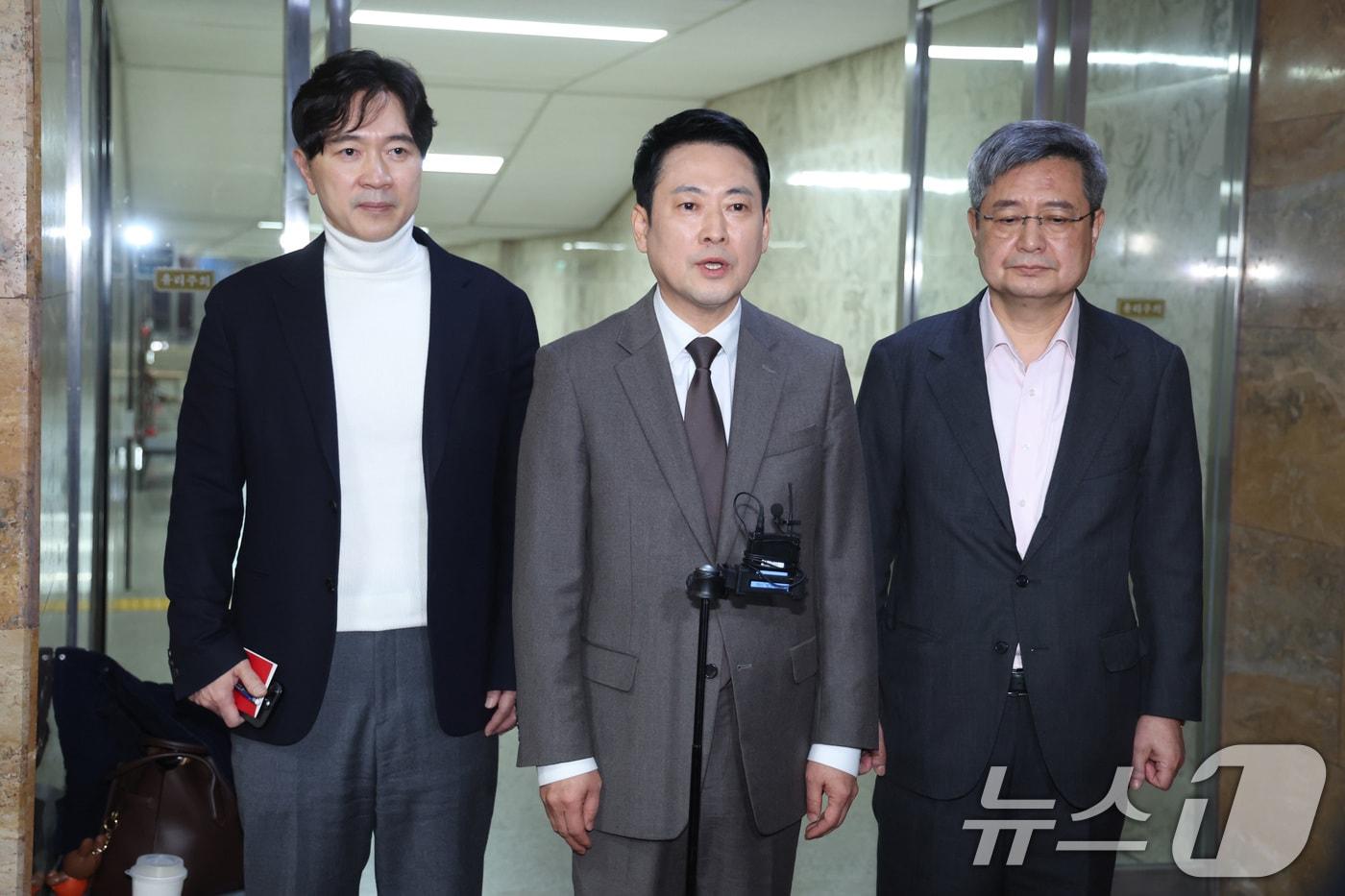 본문 이미지 - 장동혁 국민의힘 대표가 13일 서울 여의도 국회에서 최고위원들을 만난 후 국회를 나서며 취재진의 질의에 답변하고 있다. 2026.3.13 ⓒ 뉴스1 신웅수 기자