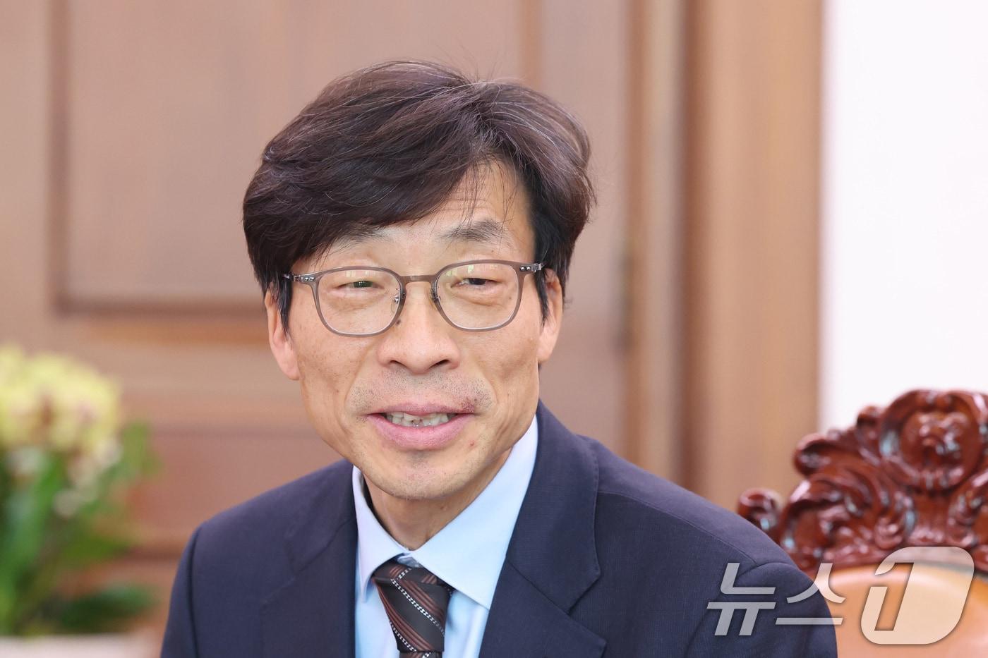 본문 이미지 - 송상교 진실화해위원장이 13일 서울 여의도 국회를 찾아 우원식 국회의장을 예방하고 있다. 2026.3.13 ⓒ 뉴스1 신웅수 기자