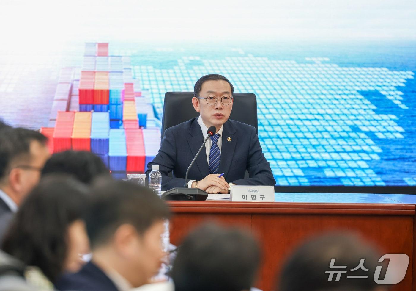 본문 이미지 - 이명구 관세청장이 13일 서울본부세관에서 전국세관 수사부서 국·과장 등 40여명이 참석한 가운데 '26년 전국세관 수사관계관 회의를 주재하고 있다. (관세청 제공.재판매 및 DB금지)/뉴스1 