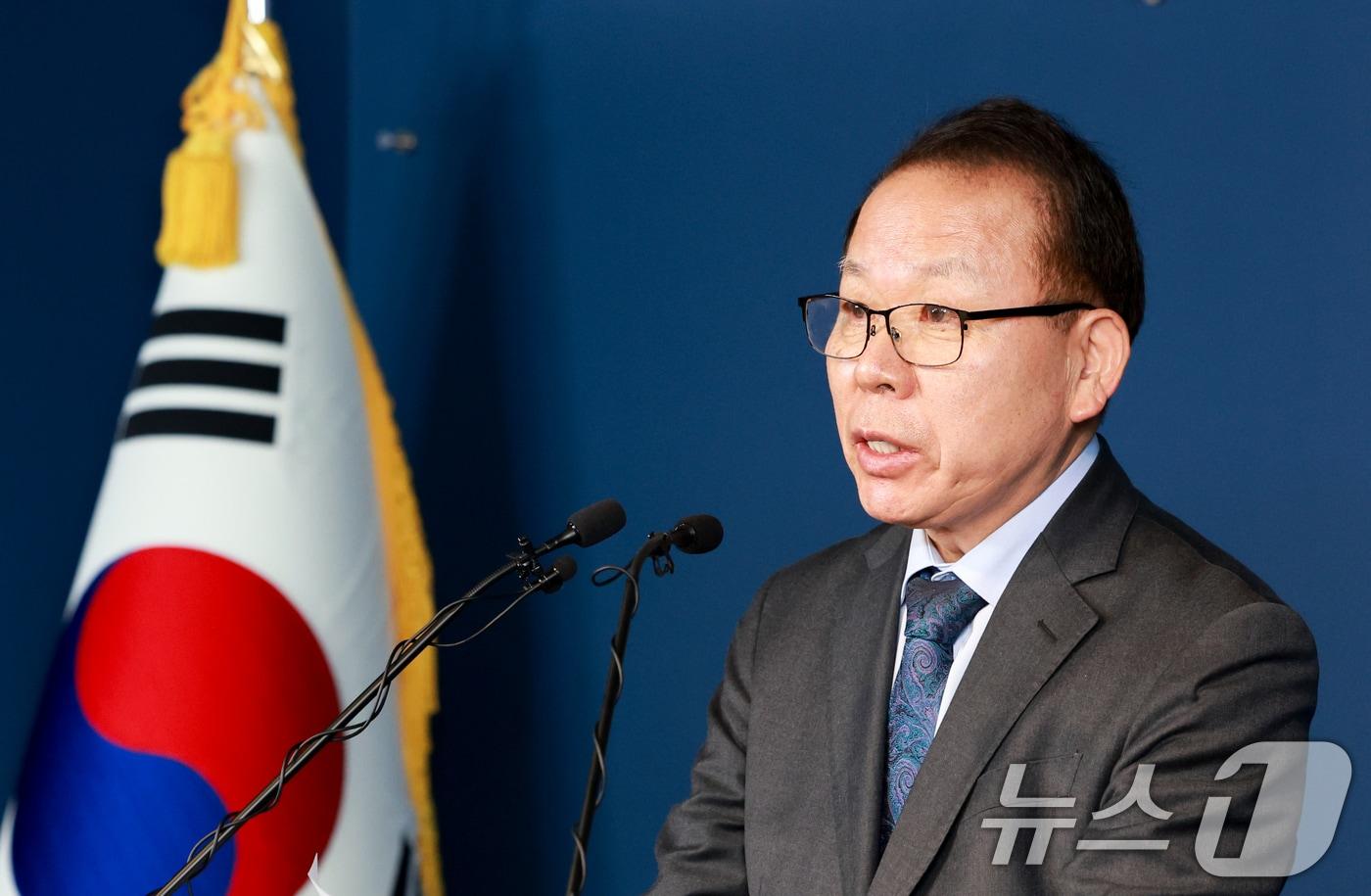 본문 이미지 - 김이수 중앙당 공천관리위원장이 13일 서울 여의도 더불어민주당 중앙당사에서 공천 관련 심사 결과를 발표하고 있다. 2026.3.13 ⓒ 뉴스1 이호윤 기자