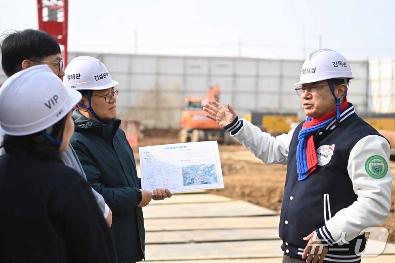 본문 이미지 -  이현재 경기 하남시장이 11일 하남시 소재 연세하남병원 공사 부지를 방문해 애로사항을 듣고 있다.(하남시 제공. 재판매 및 DB 금지)/뉴스1