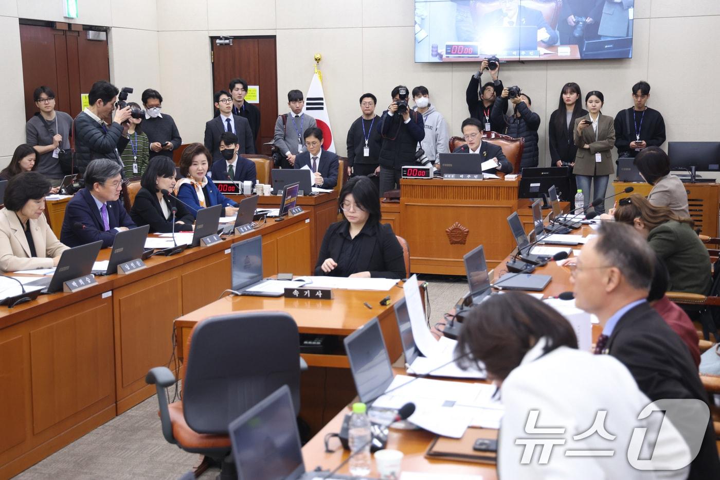 본문 이미지 - 더불어민주당 소속 박주민 국회 보건복지위원장이 13일 서울 여의도 국회에서 열린 복지위 전체회의에서 의사봉을 두드리고 있다. 2026.3.13 ⓒ 뉴스1 신웅수 기자