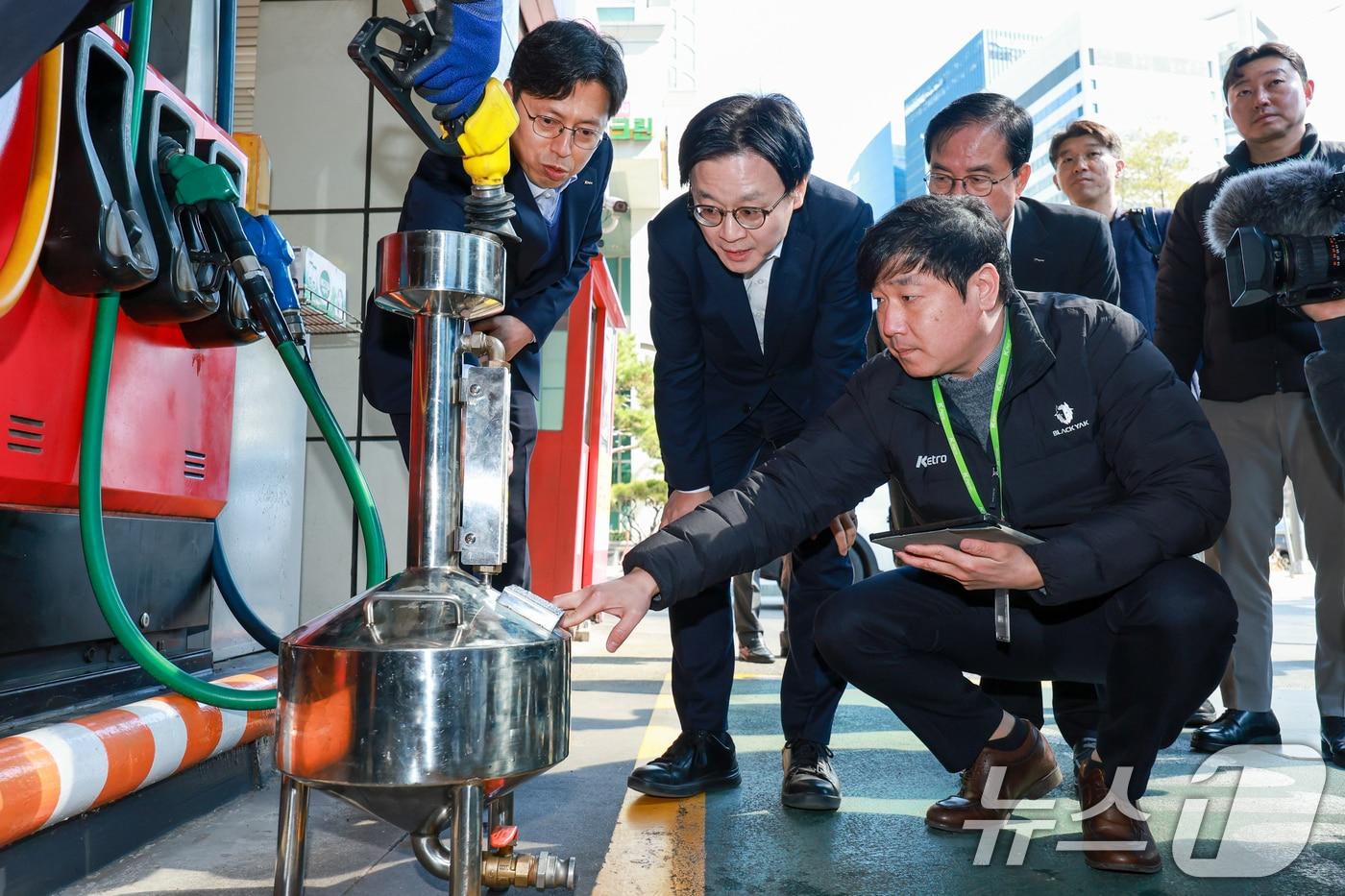 본문 이미지 - 김정관 산업통상부 장관이 석유 최고가격제 시행 첫날인 13일 서울 마포구 SK에너지 양지주유소를 찾아 정량기준탱크를 보며 한국석유관리원 관계자의 설명을 듣고 있다. 2026.3.13 ⓒ 뉴스1 안은나 기자