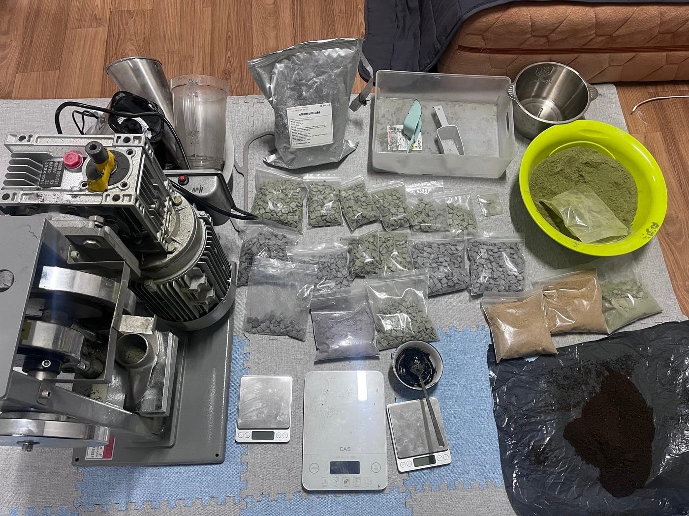 본문 이미지 - 경찰이 A 씨로부터 압수한 마약 원료 (서울 강동경찰서 제공. 재판매 및 DB금지)