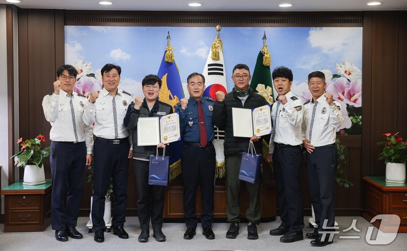 본문 이미지 - 김종철 경남경찰청장(가운데)이 13일 오전 경남경찰청에서 교통사고 현장에서 신속한 구조활동으로 추가 인명피해를 막은 배극찬 씨(왼쪽에서 세번째)와 김범수 씨(왼쪽에서 다섯번째)에게 감사장을 수여하고 기념사진을 촬영하고 있다.(경남경찰청 제공. 재판매 및 DB금지)