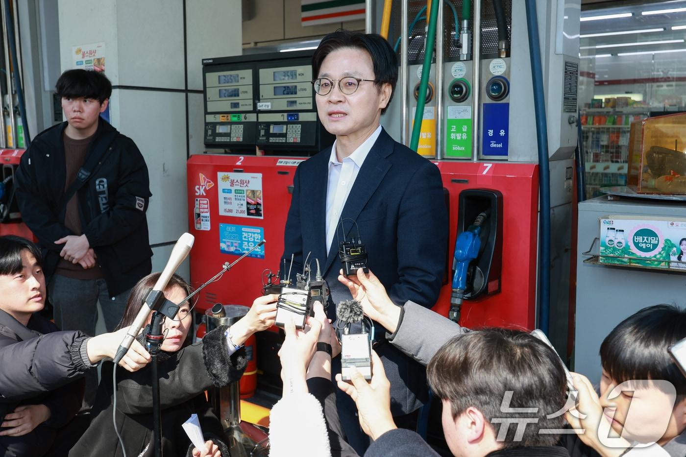 본문 이미지 - 김정관 산업통상부 장관이 석유 최고가격제 시행 첫날인 13일 서울 마포구 SK에너지 양지주유소를 살펴본 뒤 취재진 질문에 답하고 있다. 2026.3.13 ⓒ 뉴스1 안은나 기자
