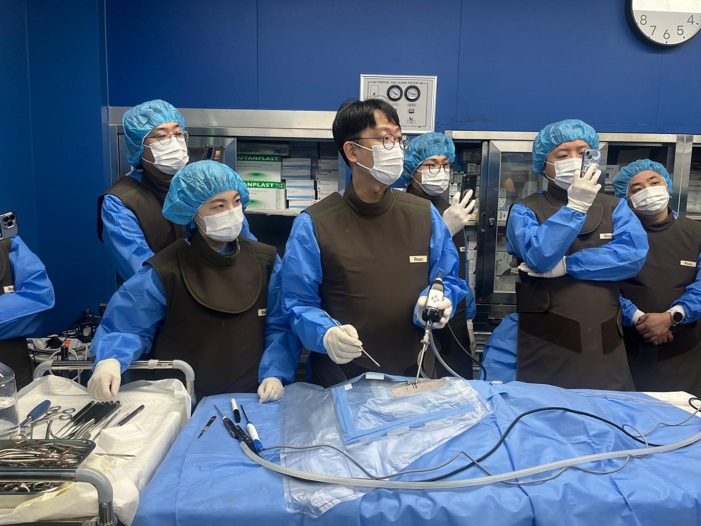 본문 이미지 - 김용선 본동물의료센터 외과 원장이 최근 인천 송도 HLB바이오스텝에서 열린 복강경 및 척추내시경 실습 세미나에 강사로 참여하고 있다(본동물의료센터 제공). ⓒ 뉴스1