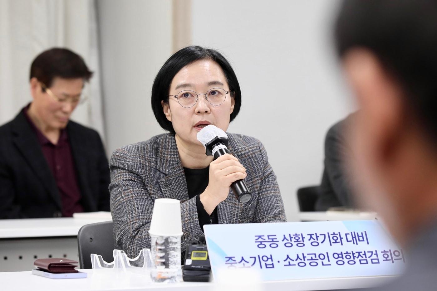 본문 이미지 - 한성숙 중기부 장관이 13일 서울 여의도 중소기업중앙회에서 열린 '중동 상황 장기화 대비 중소기업·소상고인 영향점검 회의'에서 모두 발언을 하고 있다. (중기부 제공)