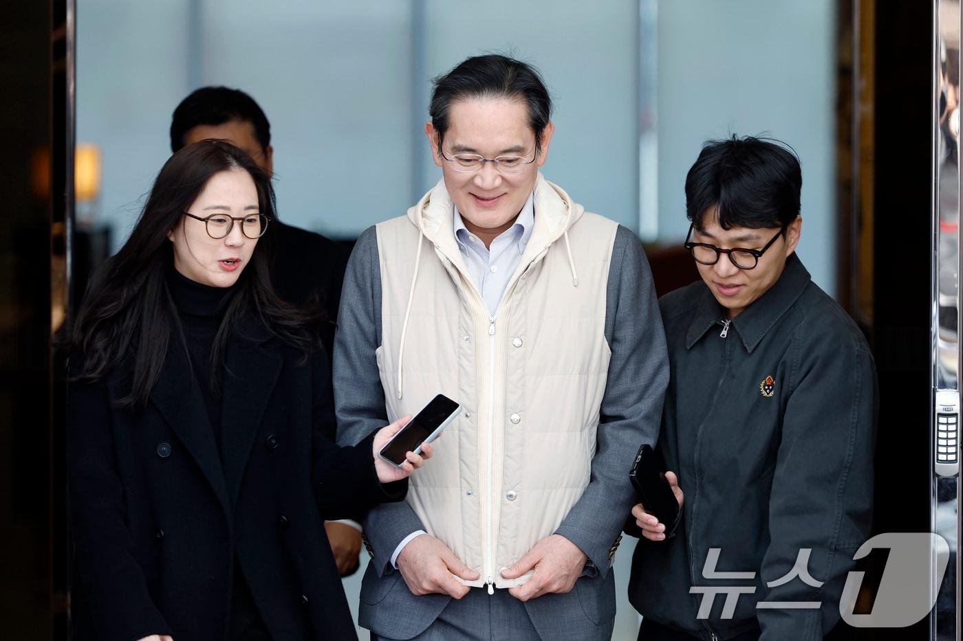 본문 이미지 - 해외 일정을 마친 이재용 삼성전자 회장이 13일 오후 서울 강서구 김포비즈니스항공센터를 통해 귀국하고 있다. 2026.3.13 ⓒ 뉴스1 박정호 기자