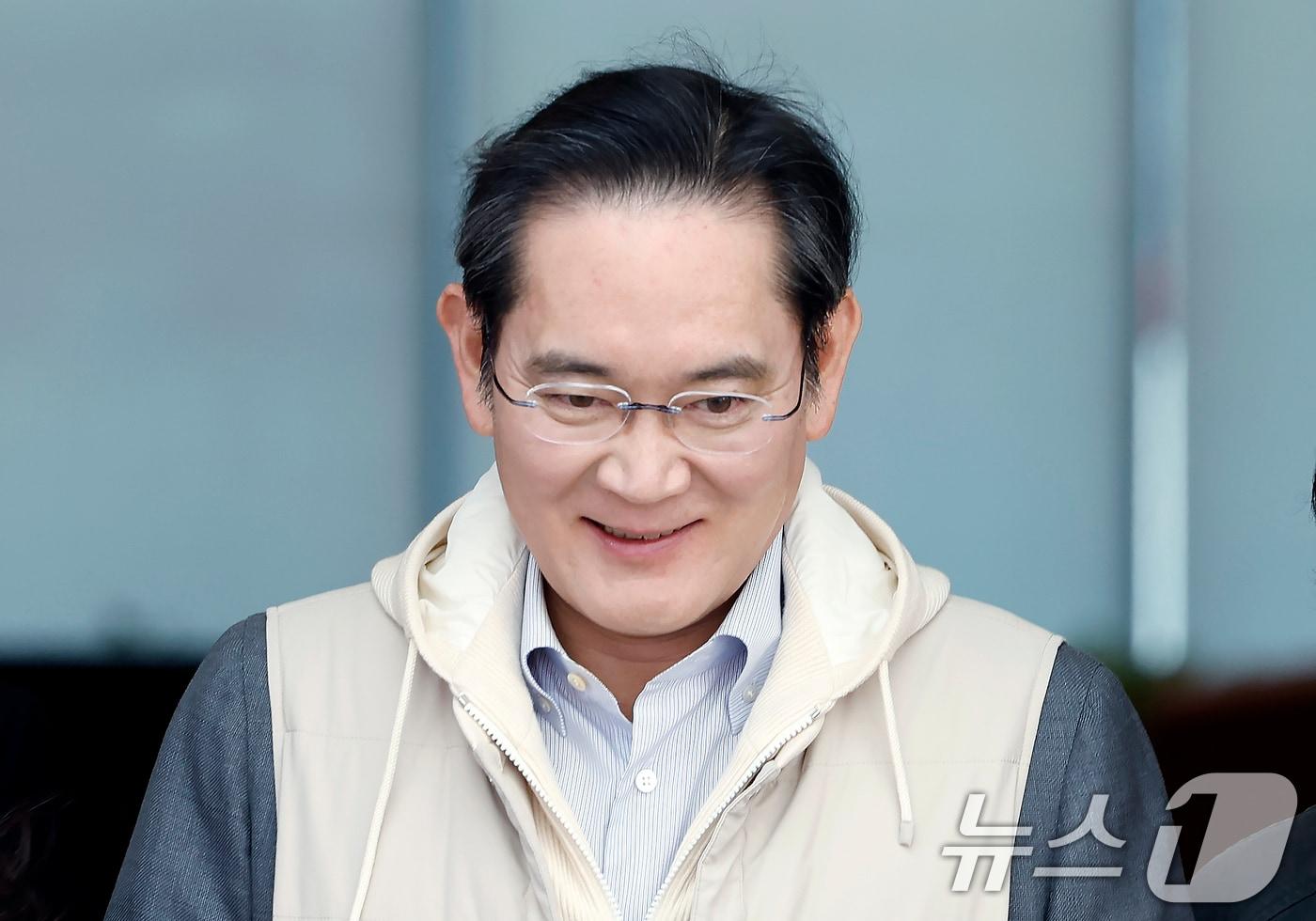 본문 이미지 - 해외 일정을 마친 이재용 삼성전자 회장이 13일 오후 서울 강서구 김포비즈니스항공센터를 통해 귀국하고 있다. 2026.3.13 ⓒ 뉴스1 박정호 기자