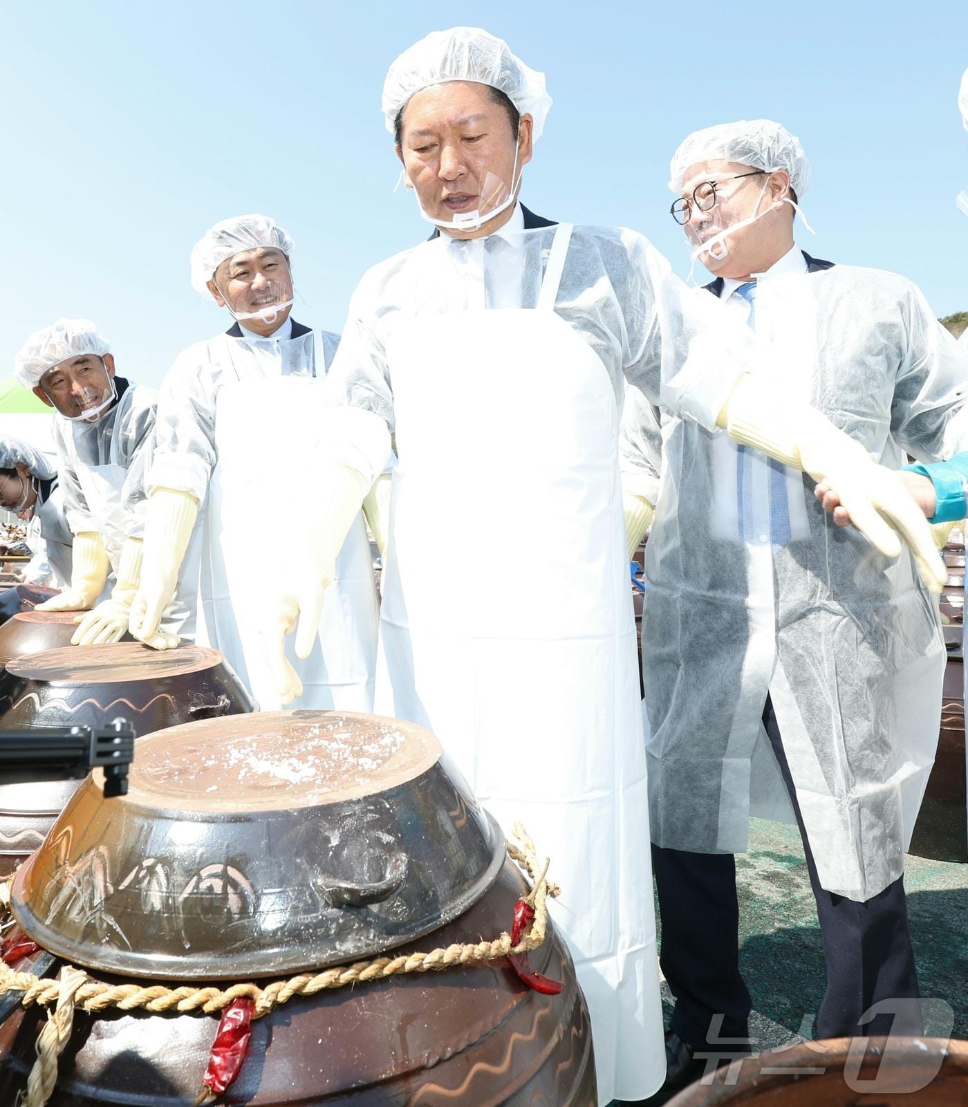 본문 이미지 - 정청래 더불어민주당 대표가 13일 전북 순창군 발효미생물산업진흥원에서 열린 최고위원회의를 마치고 장 담그기 민생체험을 하고 있다. 2026.3.13 ⓒ 뉴스1 유경석 기자