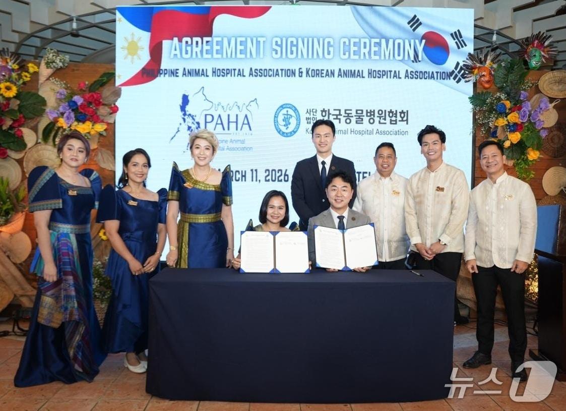 본문 이미지 - 한국동물병원협회와 필리핀동물병원협회는 11일 필리핀 더 마닐라 호텔에서 업무협약을 맺었다(협회 제공). ⓒ 뉴스1