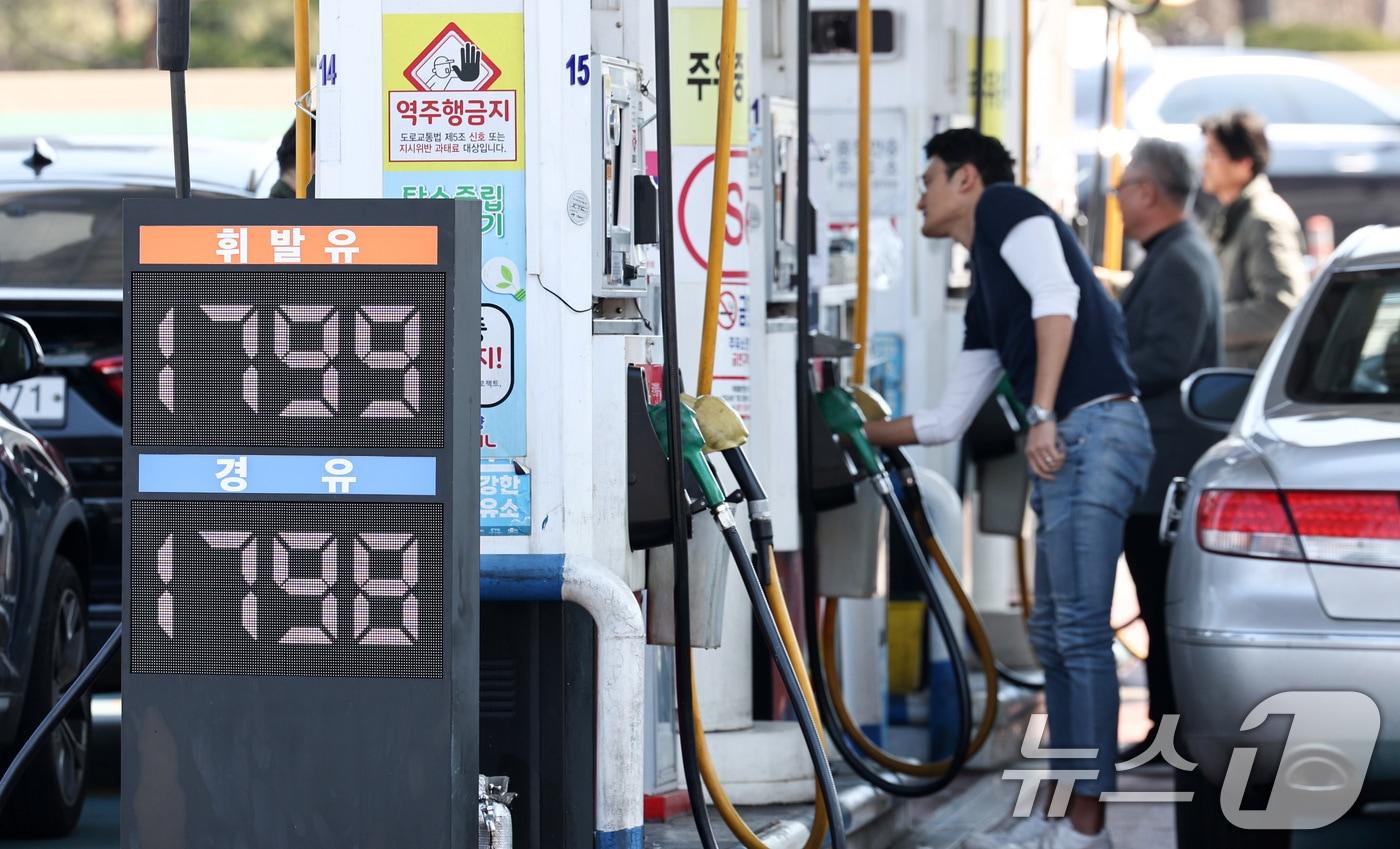 본문 이미지 - 석유제품 최고가격제 시행 첫날인 13일 서울 서초구 경부고속도로 만남의광장 주유소에서 운전자들이 주유를 하고 있다. 2026.3.13 ⓒ 뉴스1 최지환 기자