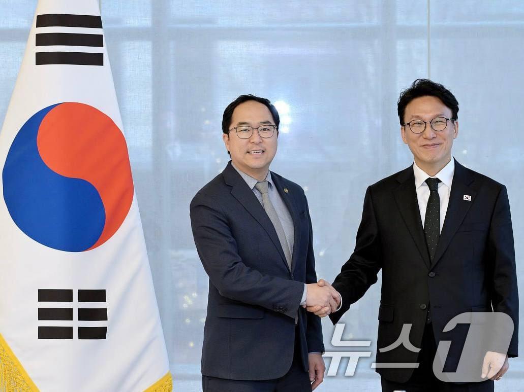 본문 이미지 - 김민석 국무총리가 12일(현지시간) 오후 미국 워싱턴 D.C. 콘래드 호텔에서 앤디 킴(Andy Kim) 상원의원과 면담을 갖고 있다. (총리실 제공. 재판매 및 DB 금지) 2026.3.13 ⓒ 뉴스1 임세영 기자