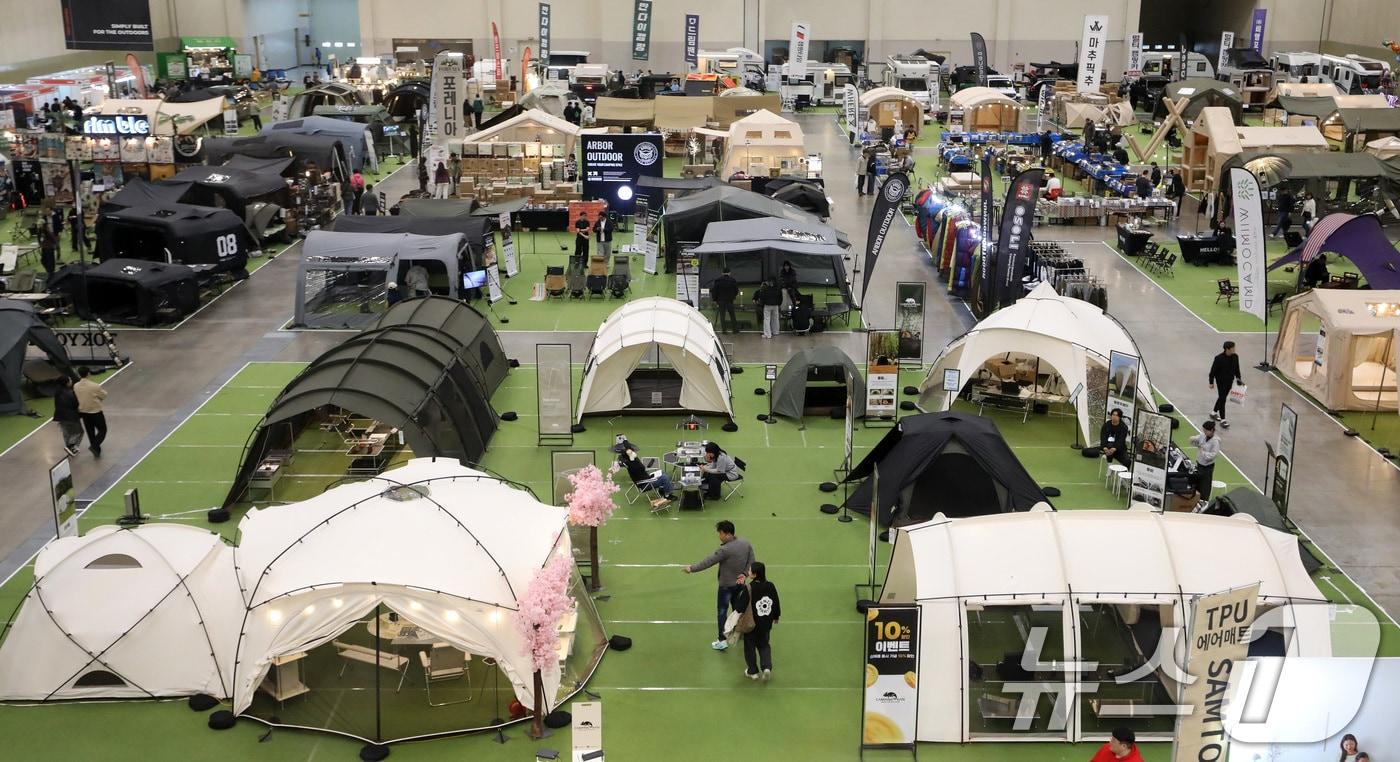 본문 이미지 - 13일 부산 해운대구 벡스코 제1전시장에서 열린 '2026 부산 캠핑·레저차량 박람회'에서 관람객들이 다양한 캠핑 용품을 살펴보고 있다. 2026.3.13 ⓒ 뉴스1 윤일지 기자