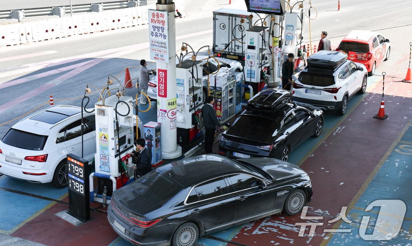 본문 이미지 - 석유제품 최고가격제 시행 첫날인 13일 서울 서초구 경부고속도로 만남의광장 주유소가 주유 차량으로 북적이고 있다. 2026.3.13 ⓒ 뉴스1 최지환 기자