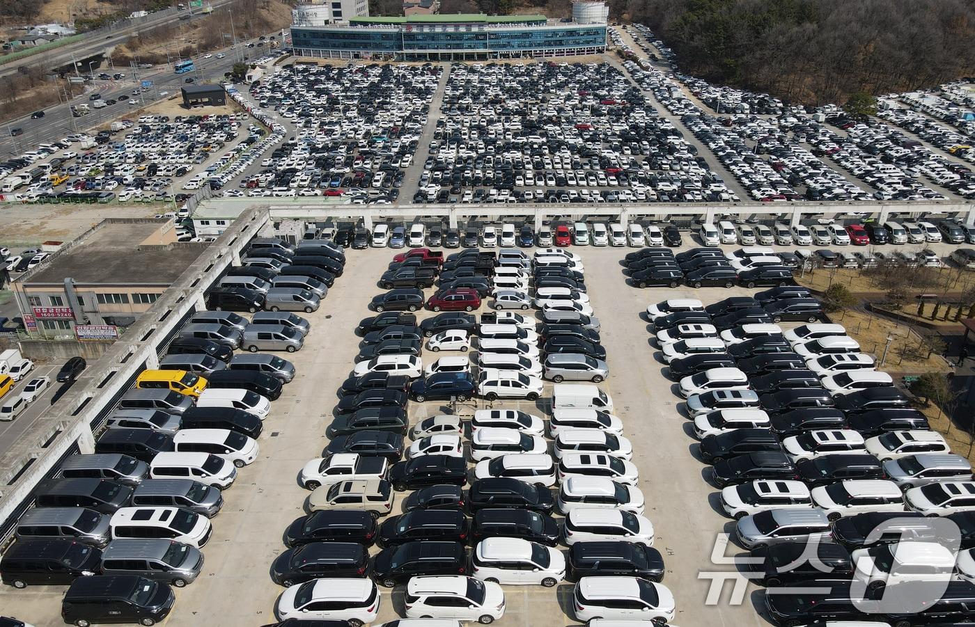 본문 이미지 - 중동 전쟁 여파로 국내 휘발유·경유 가격이 연속 상승하며 중고차 시장의 매매가 줄어들고 있는 가운데 13일 대전 중고차 매매단지에 차량이 주차돼 있다. 2026.3.13 ⓒ 뉴스1 김기태 기자