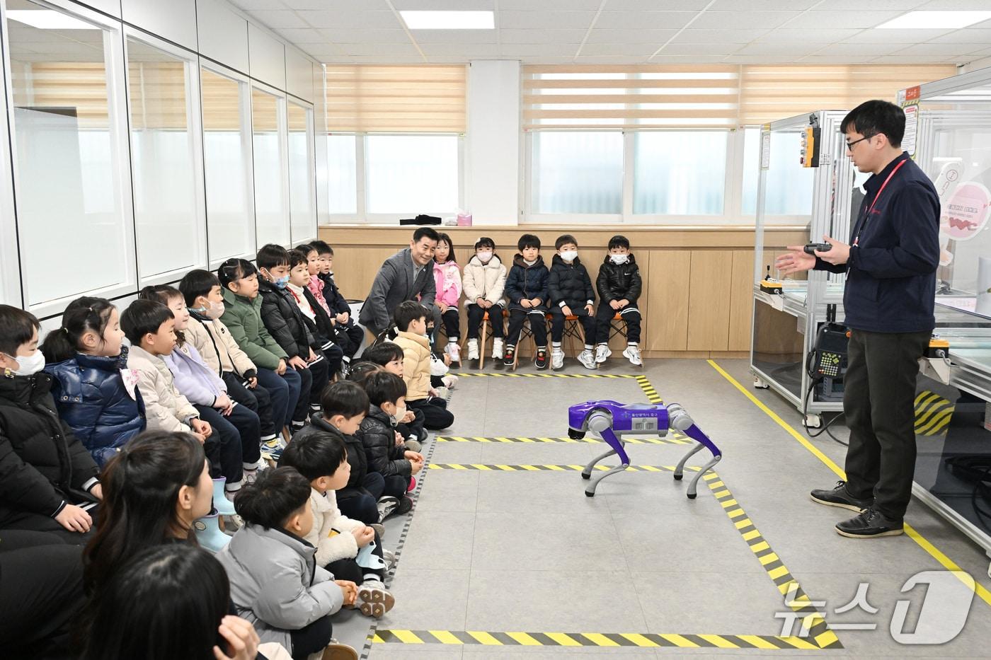 본문 이미지 - 울산 어린이들이 로봇·AI배움터에서 '로봇개'를 활용한 교육을 받고 있다.(울산 중구 제공. 재판매 및 DB금지)/뉴스1