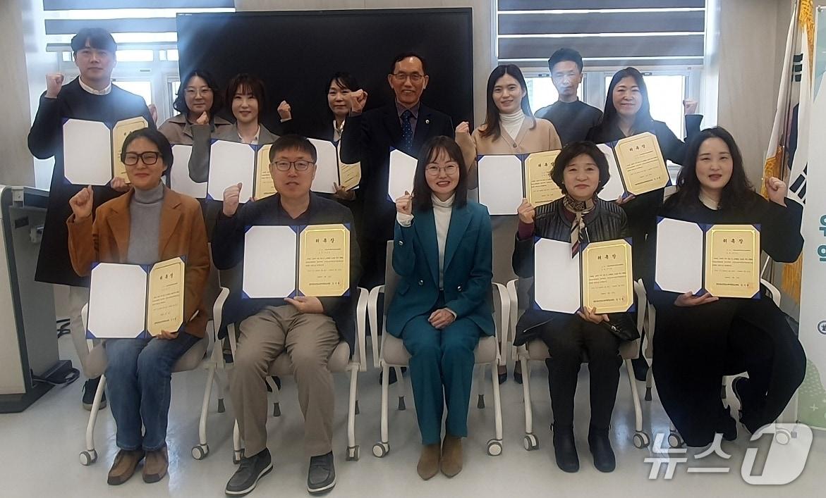 본문 이미지 - 충북 진천교육지원청은 13일 충북교육도서관에서 지역교권보호위원 위촉장 수여식을 했다.(진천교육지원청 제공. 재판매 및 DB금지)