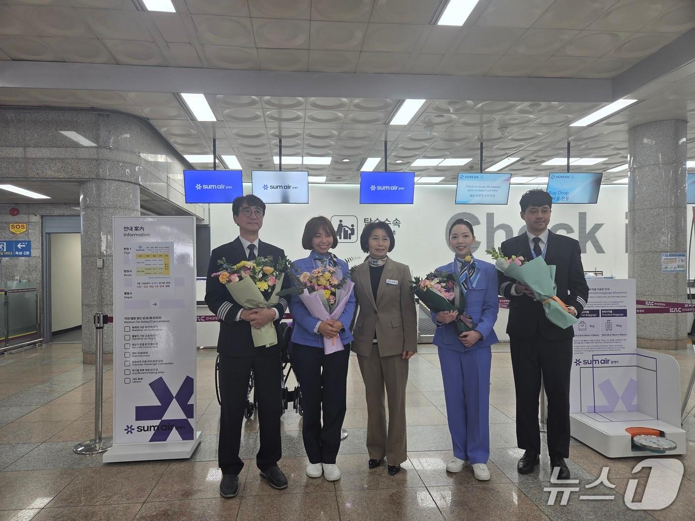 본문 이미지 - 사천시가 12일 사천공항에서 섬에어 첫 운항을 축하하는 행사를 진행하고 있다(사천시 제공. 재판매 및 DB금지)