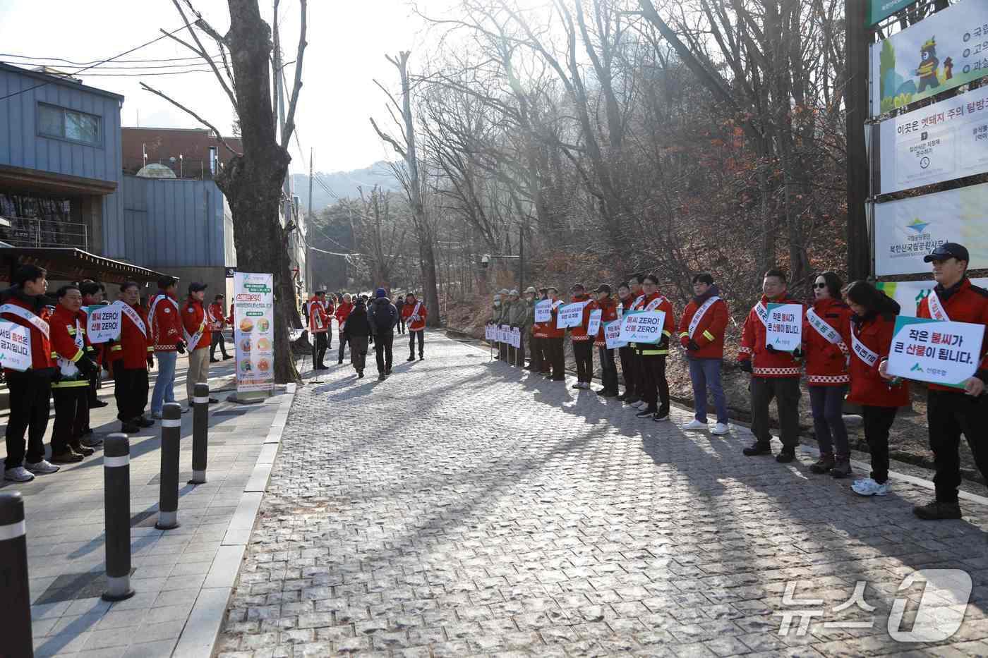 본문 이미지 - 산림청과 산하 공공기관, 산림조합, 임업인 협･단체가 함께 산불 위험 요인을 점검하고 예방 활동을 펼치고 있다.(산림청 제공.재판매 및 DB금지)/뉴스1