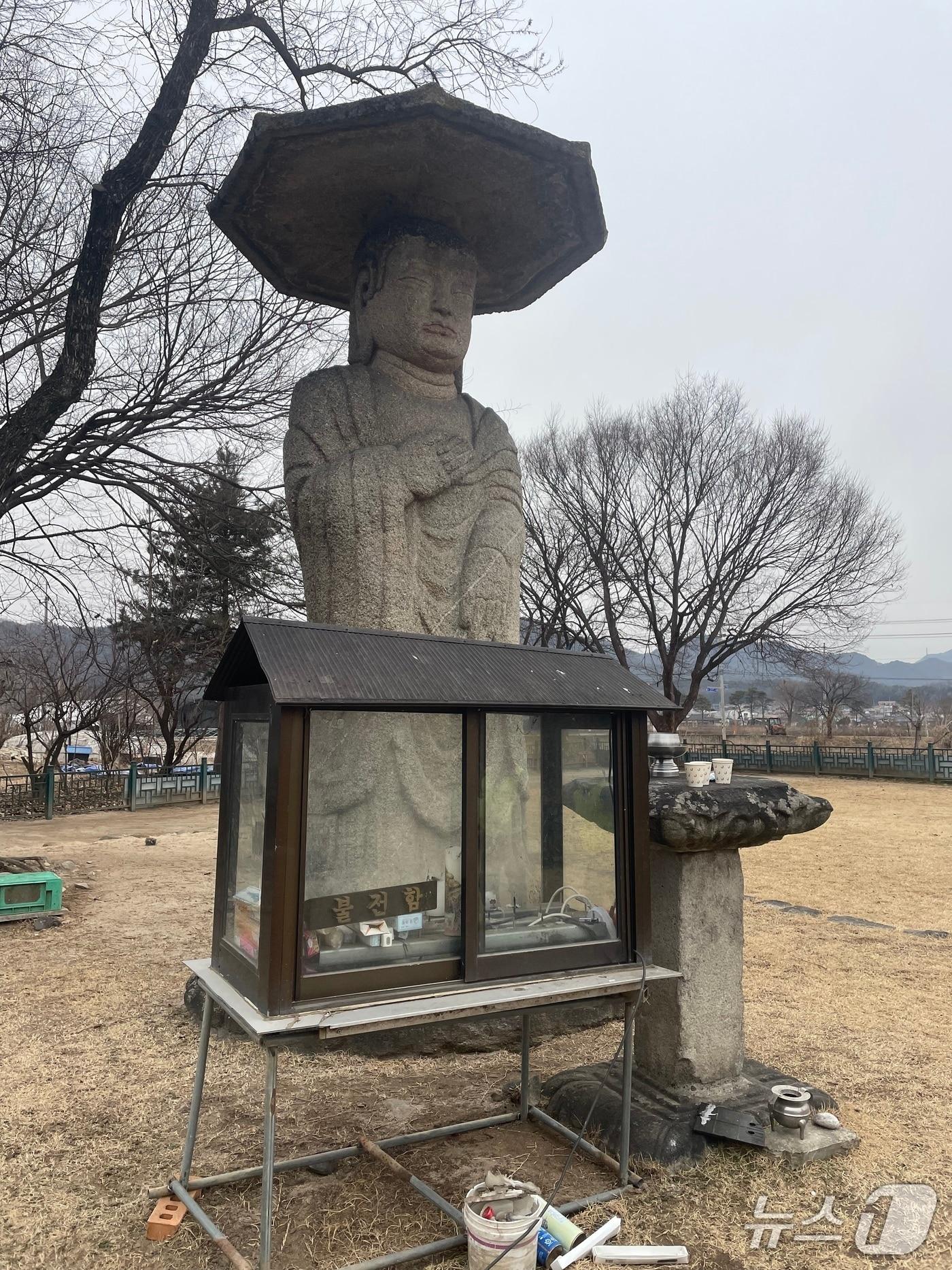 본문 이미지 -  충주 신니면 원평리 석조여래입상 앞에 설치된 불전함.(독자 제공. 재판매 및 DB금지)