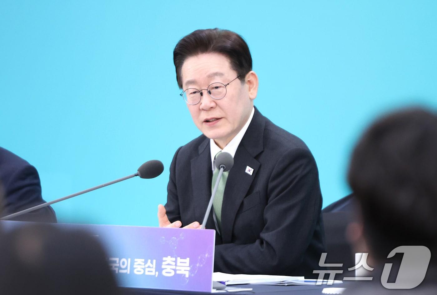 본문 이미지 - 이재명 대통령이 13일 청주 오스코에서 열린 ’충북의 마음을 듣다’ 타운홀미팅 간담회에서 발언을 하고 있다. 2026.3.13 ⓒ 뉴스1 허경 기자