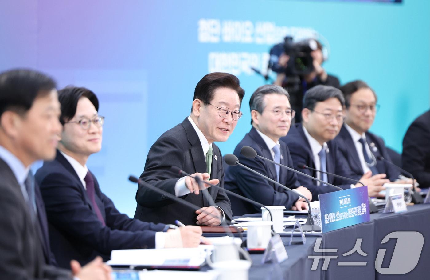 본문 이미지 - 이재명 대통령이 13일 청주 오스코에서 열린 ’충북의 마음을 듣다’ 타운홀미팅 간담회에서 발언을 하고 있다. 2026.3.13 ⓒ 뉴스1 허경 기자