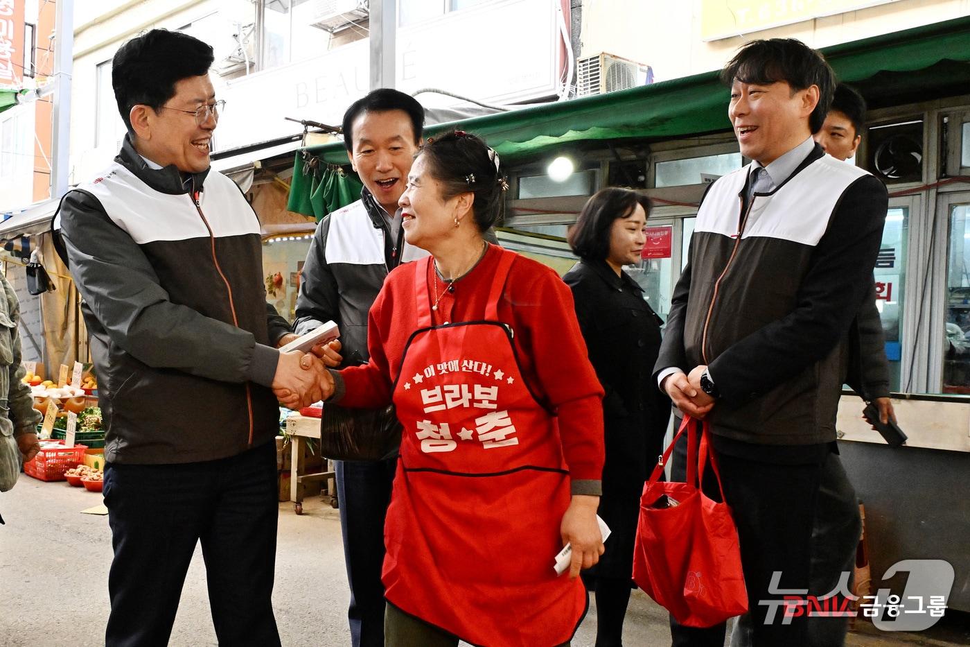 본문 이미지 - 빈대인 BNK금융그룹 회장이 시장상인과 인사를 나누는 모습 (BNK금융그룹 제공. 재판매 및 DB금지)