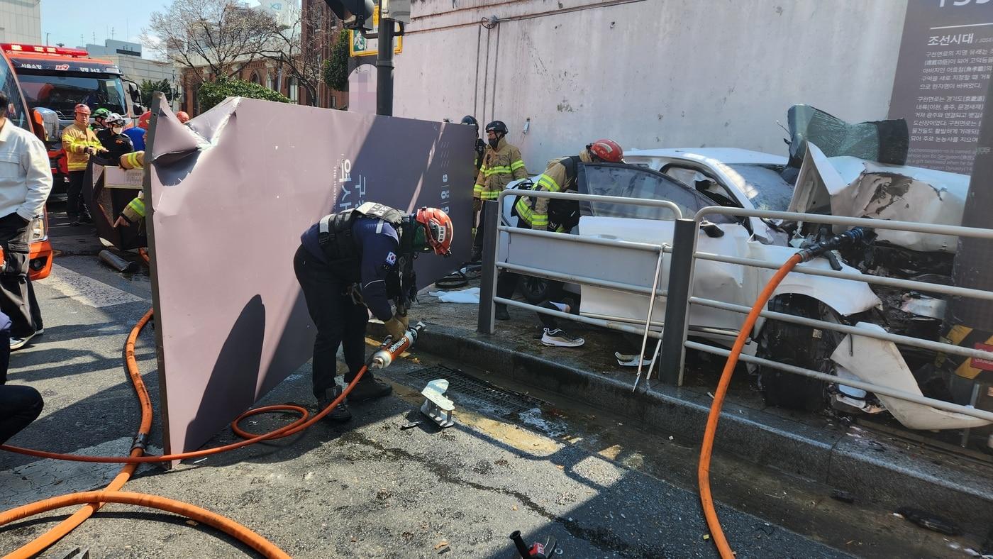 본문 이미지 - 12일 낮 12시 36분쯤 서울 강동구 명일동의 한 고등학교 인근 인도에 택시 차량이 돌진해 반파됐다. 2026.03.12/(강동소방서 제공)