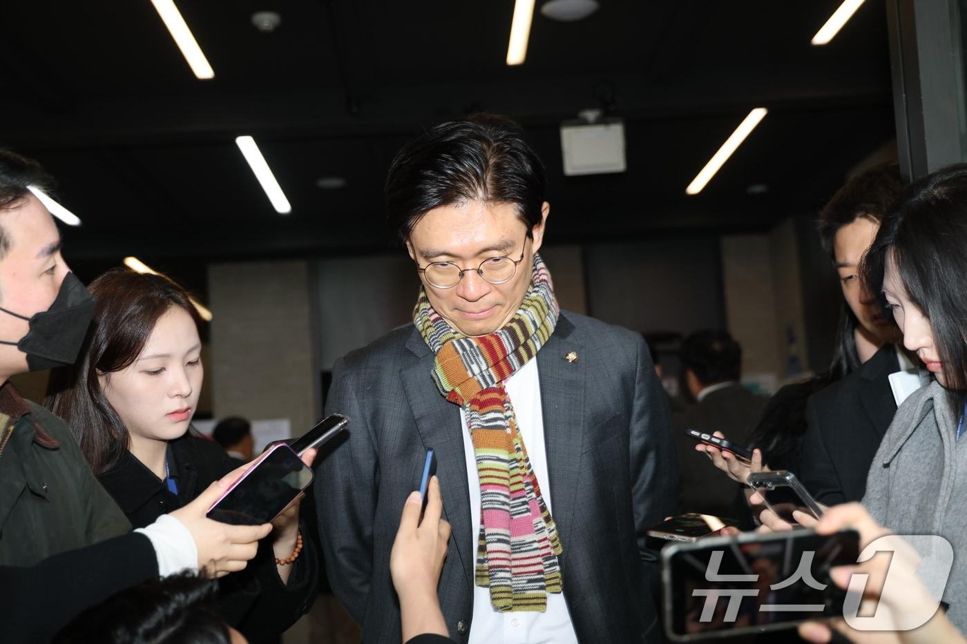 본문 이미지 - 조정훈 국민의힘 인재영입위원장이 13일 서울 여의도 중앙당사에서 이정현 공천관리위원장 사퇴 관련 질의에 답변하고 있다. 2026.3.13 ⓒ 뉴스1 이승배 기자