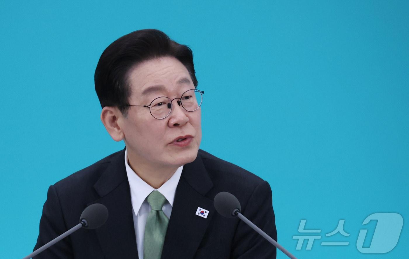 본문 이미지 - 이재명 대통령이 13일 청주 오스코에서 열린 ’충북의 마음을 듣다’ 타운홀미팅 간담회에서 발언을 하고 있다. 2026.3.13 ⓒ 뉴스1 허경 기자