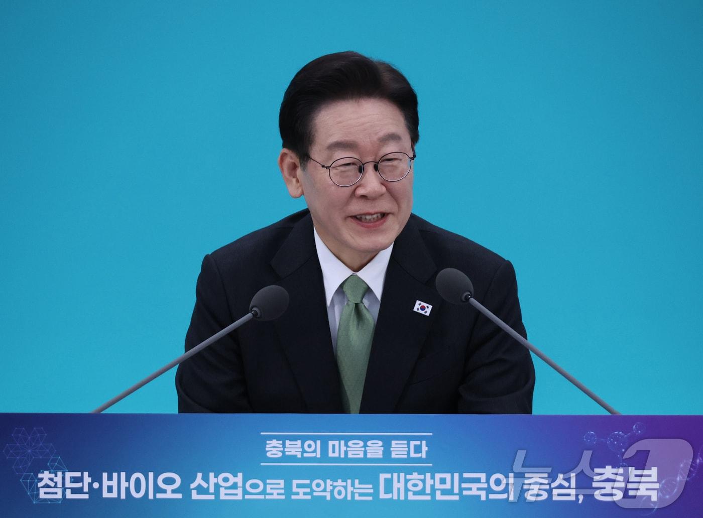 본문 이미지 - 이재명 대통령이 13일 청주 오스코에서 열린 ’충북의 마음을 듣다’ 타운홀미팅 간담회에서 발언을 하고 있다. 2026.3.13 ⓒ 뉴스1 허경 기자