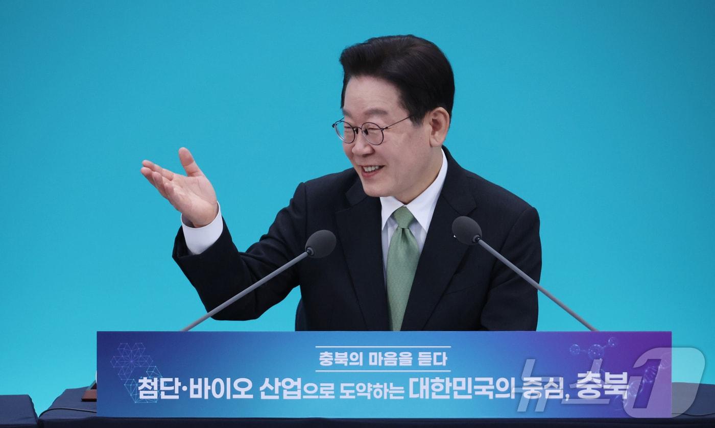 본문 이미지 - 이재명 대통령이 지난 13일 청주 오스코에서 열린 ’충북의 마음을 듣다’ 타운홀미팅 간담회에서 발언을 하고 있다. 2026.3.13 ⓒ 뉴스1 허경 기자