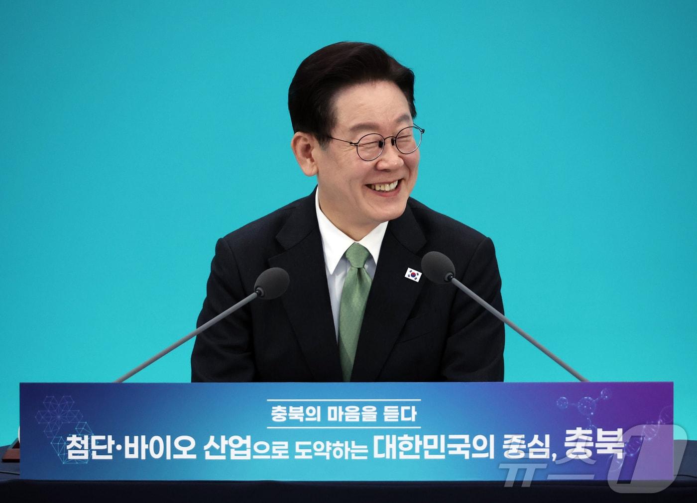 본문 이미지 - 이재명 대통령이 지난 13일 청주 오스코에서 열린 ’충북의 마음을 듣다’ 타운홀미팅 간담회에서 발언을 하고 있다. 2026.3.13 ⓒ 뉴스1 허경 기자